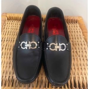 Ferragamo driving loafers size 8 Gancino narrow